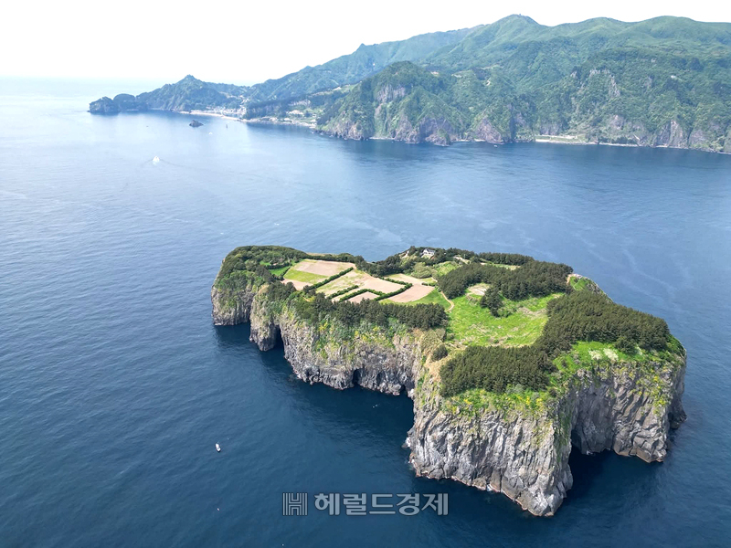 울릉도 앞바다에 떠있는 유명 관광지 죽도[죽도주민 제공]
