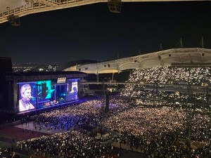 Oasis heats up chilly night with timeless anthems