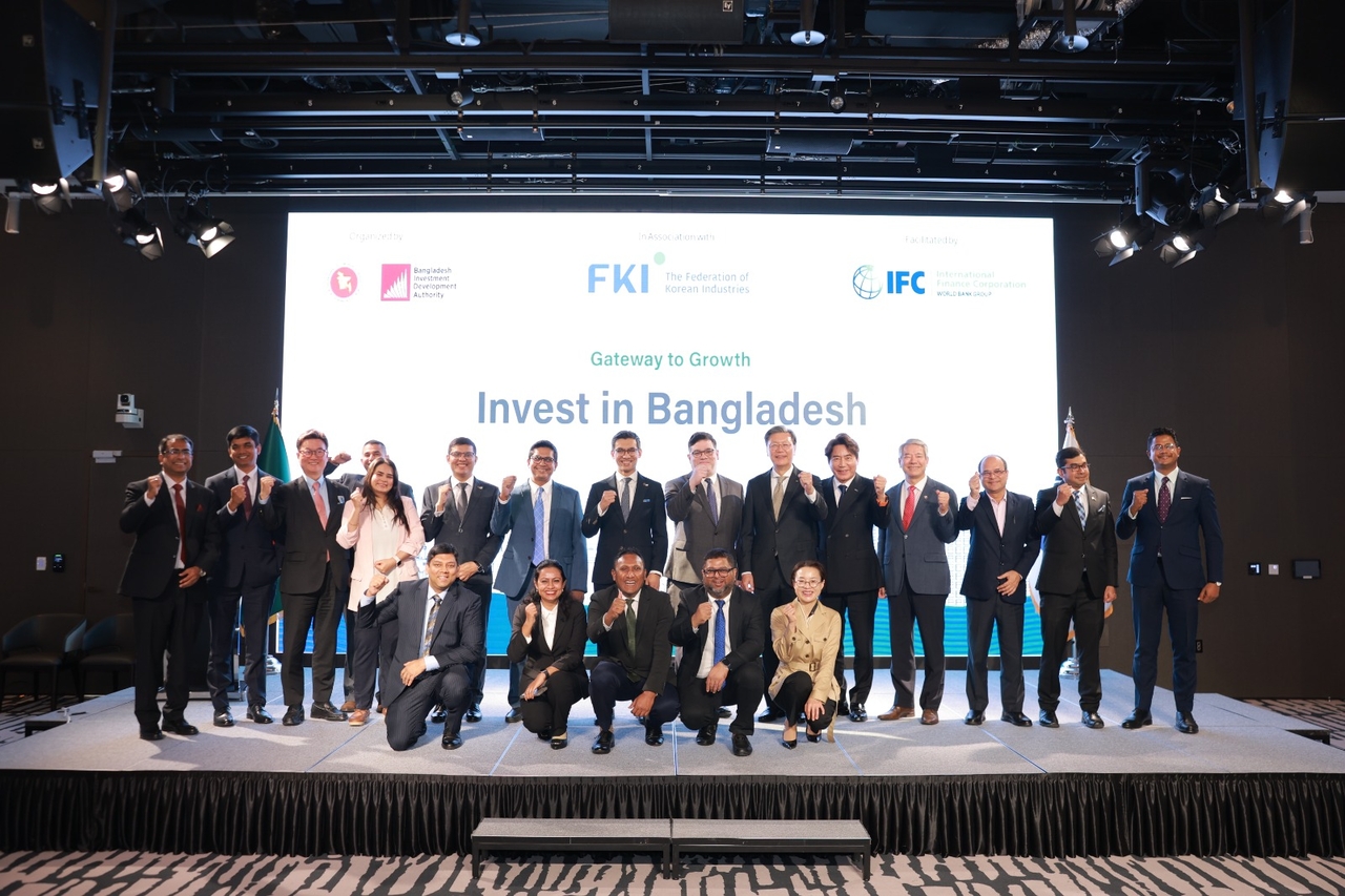 Attendees pose for a group photo at the Gateway to Growth: Invest in Bangladesh seminar in Seoul on Monday. (Bangladesh Embassy)