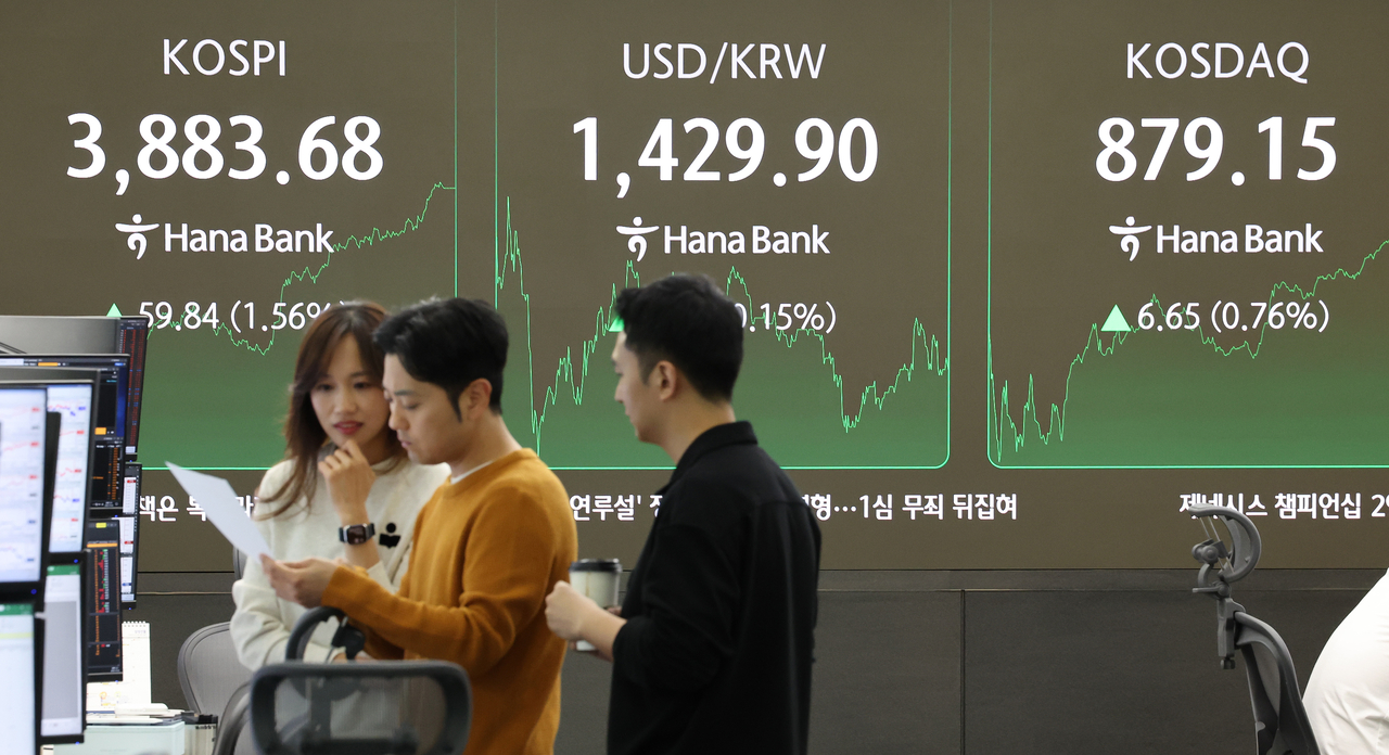 An electronic board showing the Korea Composite Stock Price Index at a dealing room of the Hana Bank headquarters in Seoul on Wednesday. (Yonhap)