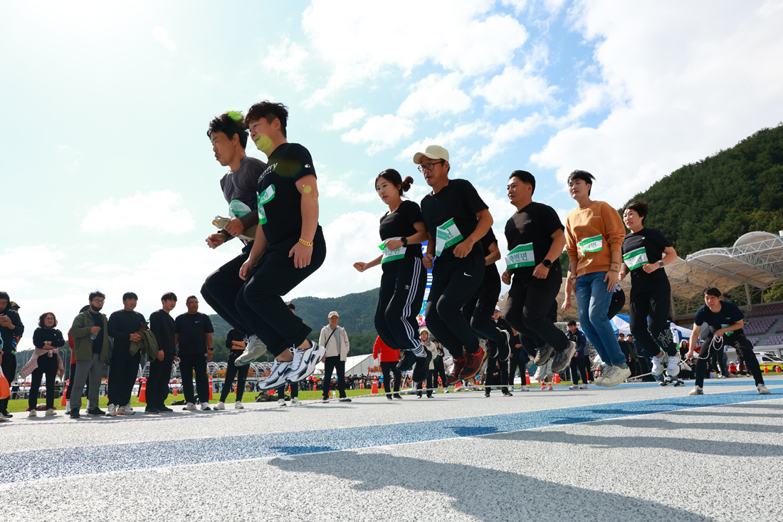 제52회 울진군민 한마음 체육대회’가 25일 울진종합운동장에서 열린다. 사진은 지난해 행사 모습[울진군 제공]