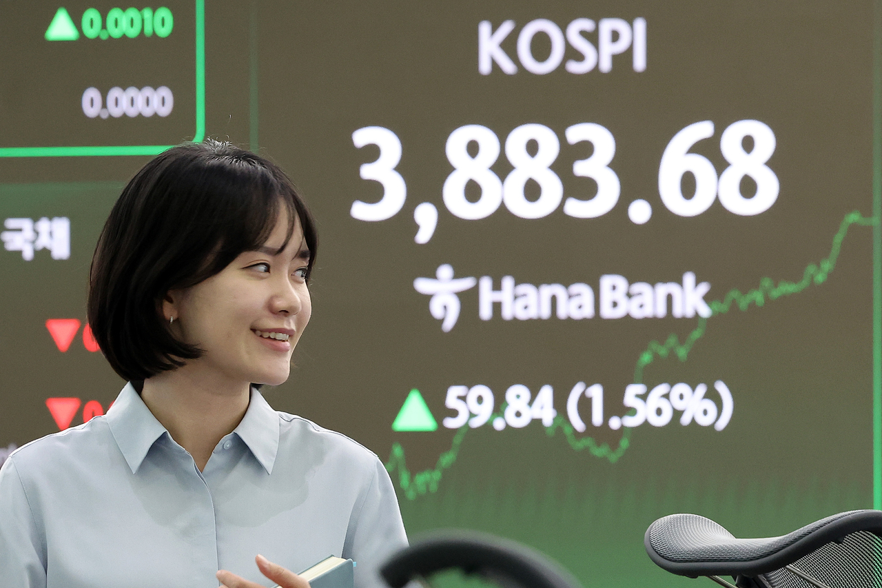 A trading board at Hana Bank's dealing room in Seoul shows the Kospi closing at  3,883.68, gaining 59.84 points or 1.56 percent from the previous session, Wednesday. (Yonhap)