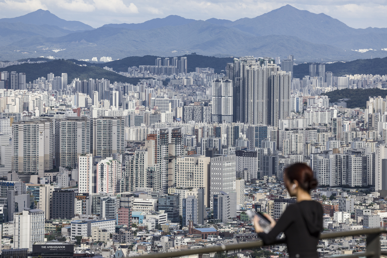 Apartment complexes are seen from Namsan in central Seoul on Tuesday afternoon, after the government announced its new real estate measures on Oct. 15. (Newsis)