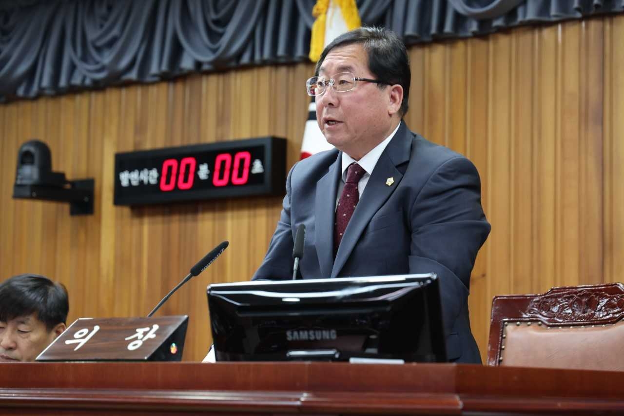 김정희 의장이 임시히 폐회사를 하고 있다.[울진군 의회제공]