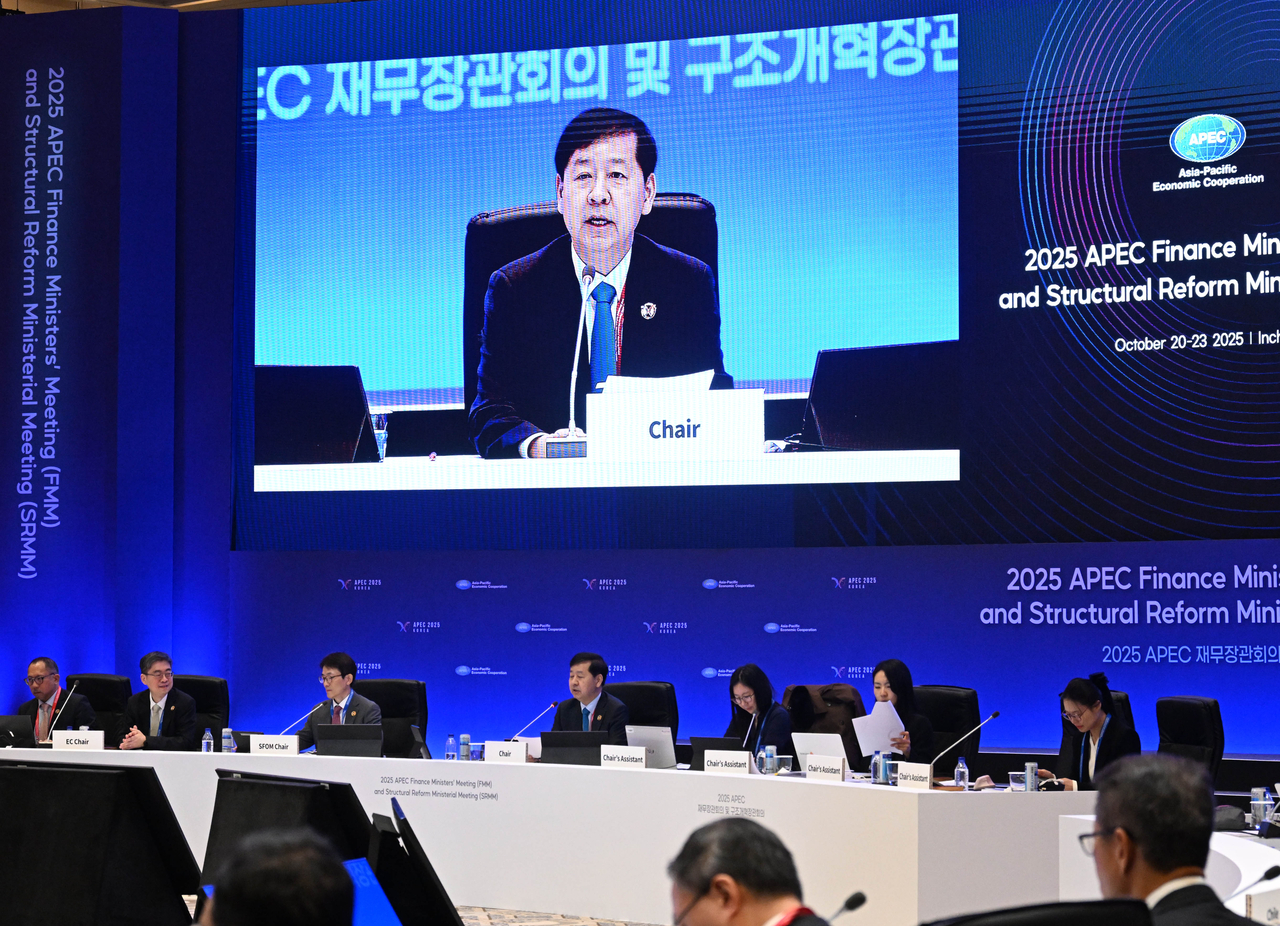 This image, provided by the finance ministry, shows Finance Minister Koo Yun-cheol speaking during the APEC Finance Ministers' Meeting in the western port city of Incheon, on Wednesday. (Yonhap)