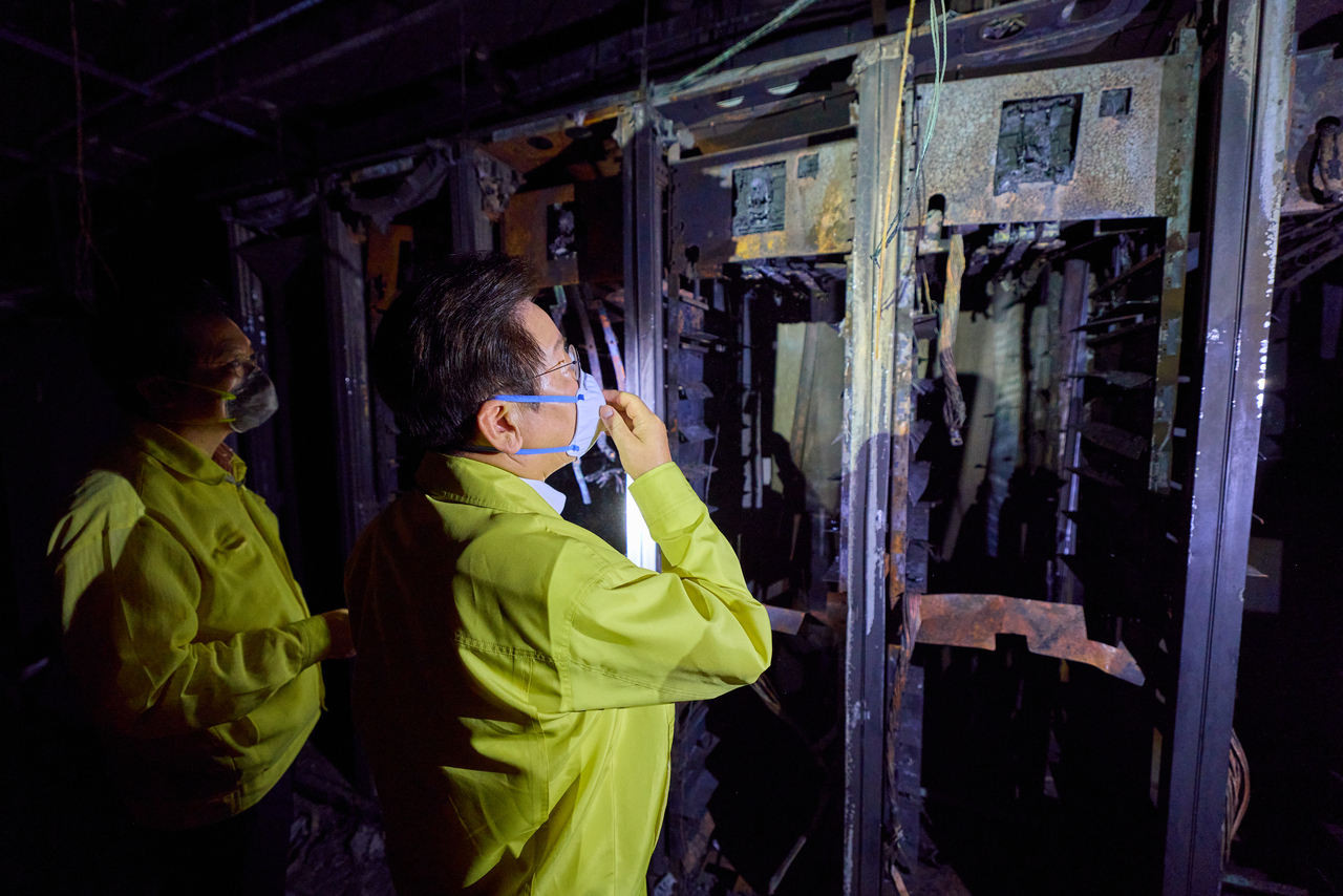 President Lee Jae Myung (right) inspects the site of a fire at the National Information Resources Service in the central city of Daejeon, about 140 kilometers south of Seoul, on Friday, in this photo provided by his office. (Yonhap)