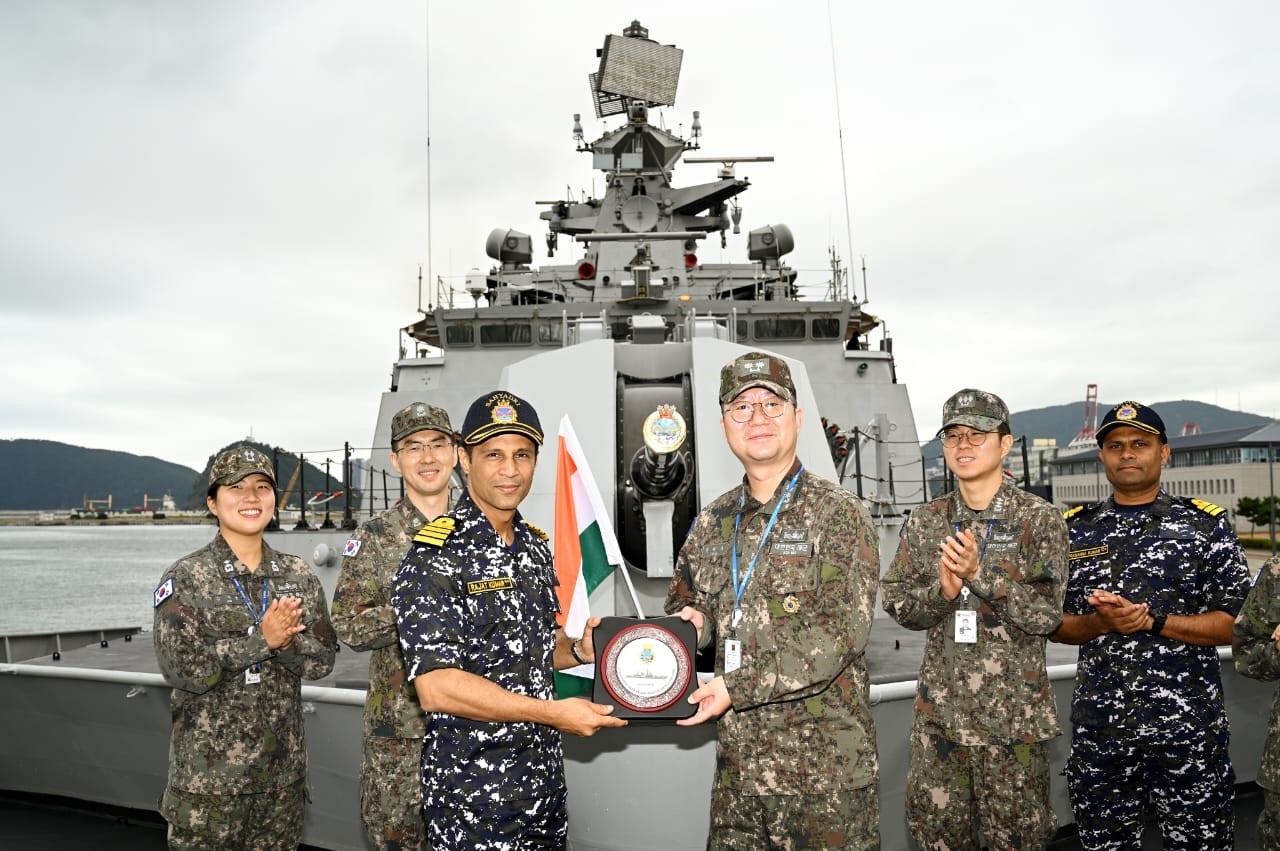 Capt. Rajat Kumar of the Indian Navy (left) poses with Korean Navy officers onboard INS Sahyadri at the Busan Naval Base during the first-ever India-Korea bilateral naval exercise on Oct. 13 in Busan. (Indian Embassy in Seoul)