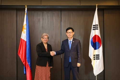 First Vice Foreign Minister Park Yoon-joo (right) and Hellen De La Vega, the Philippines' undersecretary of state for policy, shake hands during bilateral policy talks in Manila, in this photo provided by Seoul's foreign ministry on Oct. 22, 2025. (Yonhap)