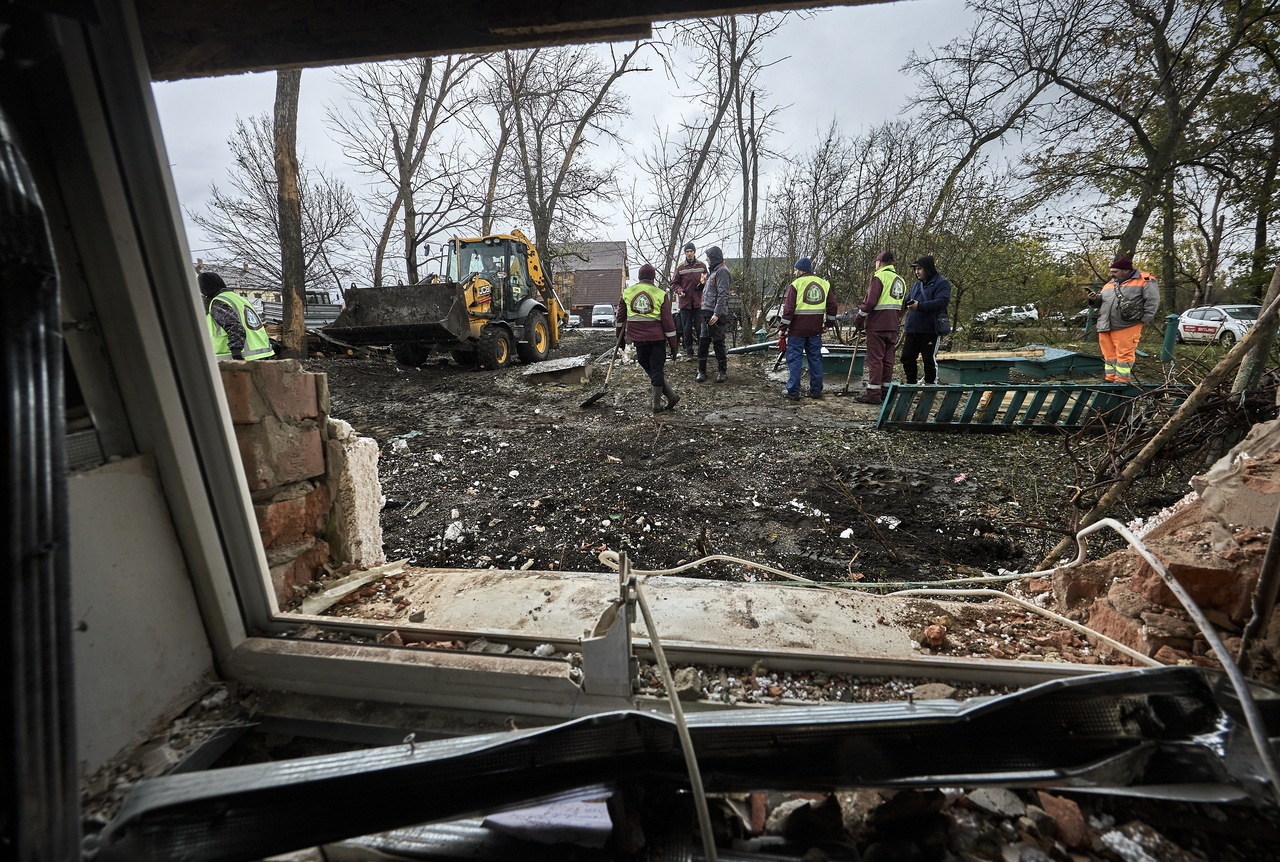 Ukrainian communal workers work at the site of a Russian airstrike on a private building in Kharkiv, Ukraine, Tuesday. (EPA-Yonhap)