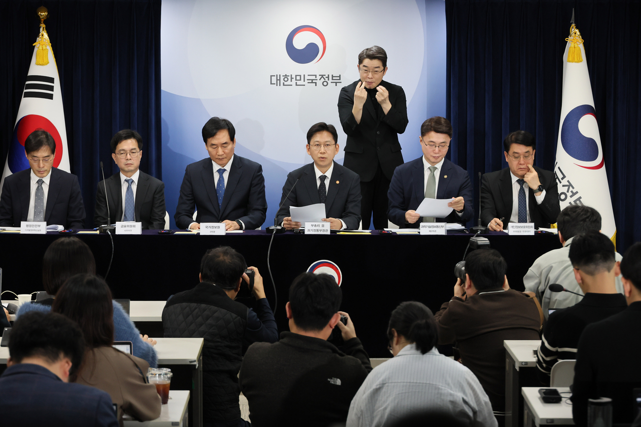 South Korean Vice Prime Minister and Science and ICT Minister Bae Kyung-hoon (center right) speaks during a press briefing in Seoul on Wednesday. (Yonhap)