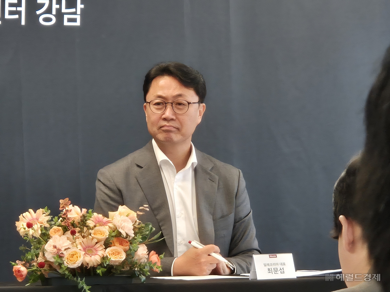 최문섭 밀레코리아 대표가 22일 서울 강남구 밀레 익스피리언스 센터 강남에서 열린 밀레코리아 창립 20주년 기자간담회에서 기자들의 질문을 듣고 있다. 김현일 기자