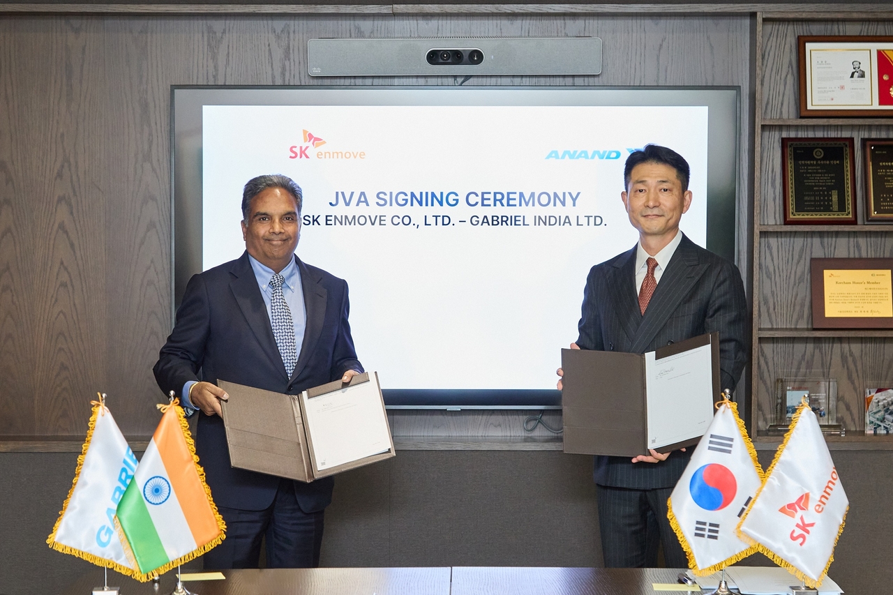 SK Enmove CEO Kim Wone-kee (right) and Anand Group CEO Mahendra Goyal pose for a photo after signing an agreement to establish a joint lubricant venture in India in Seoul on Tuesday. (SK Innovation)