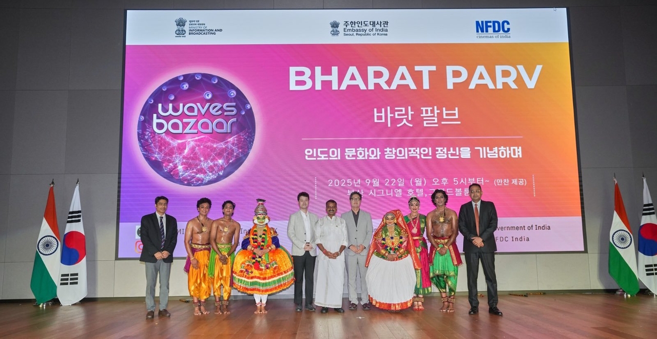 L. Murugan (sixth from left), India’s minister of state for information and broadcasting attends Bharat Parv event held during 30th Busan International Film Festival.(Indian Embassy in Seoul)