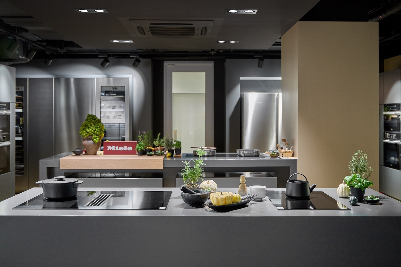 서울 강남구 밀레 익스피리언스 센터 강남에 마련된 키친 존에서는 식기세척기와 인덕션, 냉장고, 오븐 등 밀레 주방가전을 직접 체험할 수 있다. [밀레 제공]