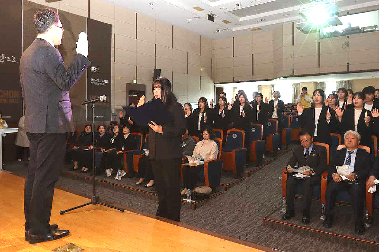 유아교육과 학생들이 선서 를 하고 있다.[구미대 제공]