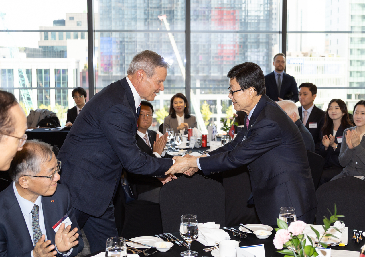 Yoon Jin-sik (right), chair of the Korea International Trade Association, shakes hands with Tennessee Gov. Bill Lee, before a business roundtable in Seoul on Thursday. (KITA)