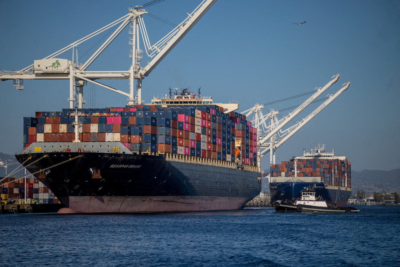A cargo ship full of shipping containers is seen at the port of Oakland, California, Aug. 4.   Reuters-Yonhap