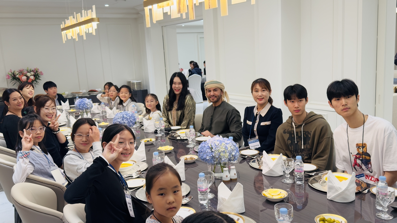 지난 22일 서울 용산구 한남동 아랍에미리트 대사관저에서 ‘선덕홈 아이들과 함께하는 문화교류의 날(Culture Day with the Children of Sundukhome)’ 행사가 성황리에 마무리됐다. [글로벌문화경제교류협회 제공]