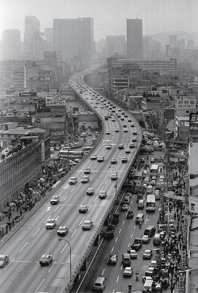 An elevated highway built over the covered Cheonggyecheon in the 1970s. The stream was sealed with concrete in the late 1960s to ease traffic congestion and prevent flooding. (Seoul Archives)