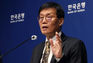 BOK keeps rate steady amid currency, property concerns