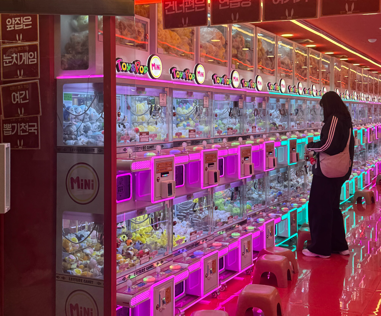 A consumer views claw machines at an arcade inside Jamsil Station on Subway Line Nos. 2 and 8 in Seoul. (No Kyung-min/The Korea Herald)