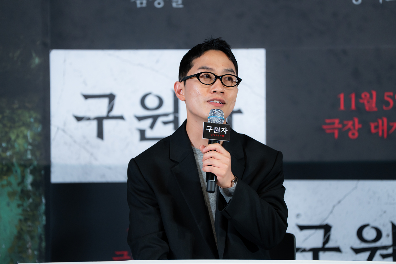 22일 오후 서울 CGV 용산아이파크몰에서 열린 영화 <구원자> 언론배급시사회 및 기자간담회에서 신준 감독이 말하고 있다. [마인드마크]