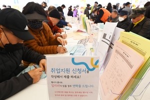 South Korea’s wage gap hits record as more seniors take low-paid part-time jobs