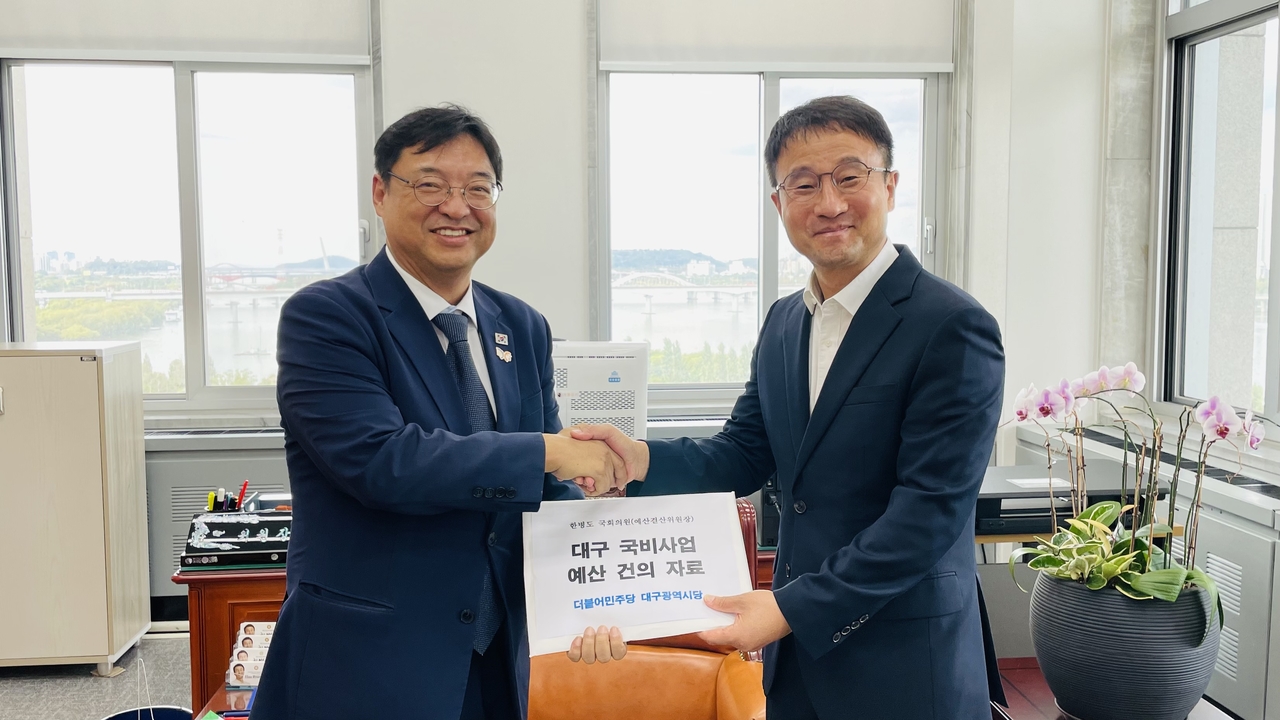 허소 더불어민주당 대구시당위원장이 국회를 방문해 한병도 예산결산특별위원장을 만나 면담하고 있다.[민주당 대구시당 제공]