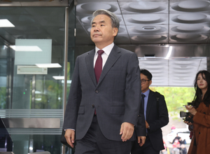 Ex-defense chief attends arrest warrant hearing over alleged interference in Marine death case