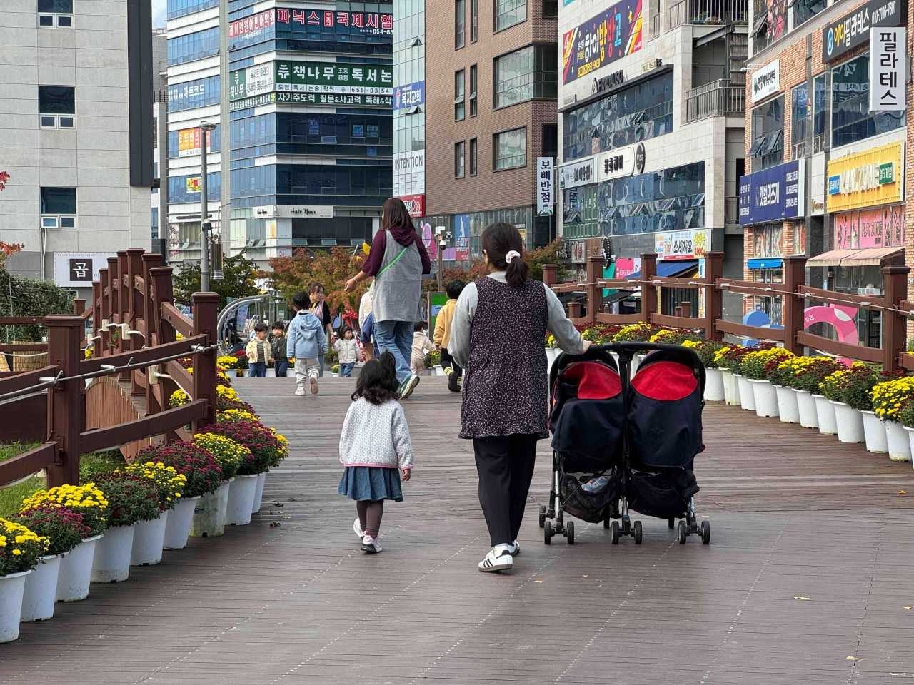 예천군이  11월6일까지 국화정원을  호명읍 걷고싶은거리 일원에서 선보이며  주민들로부터 호응을 얻고 있다.[예천군 제공]