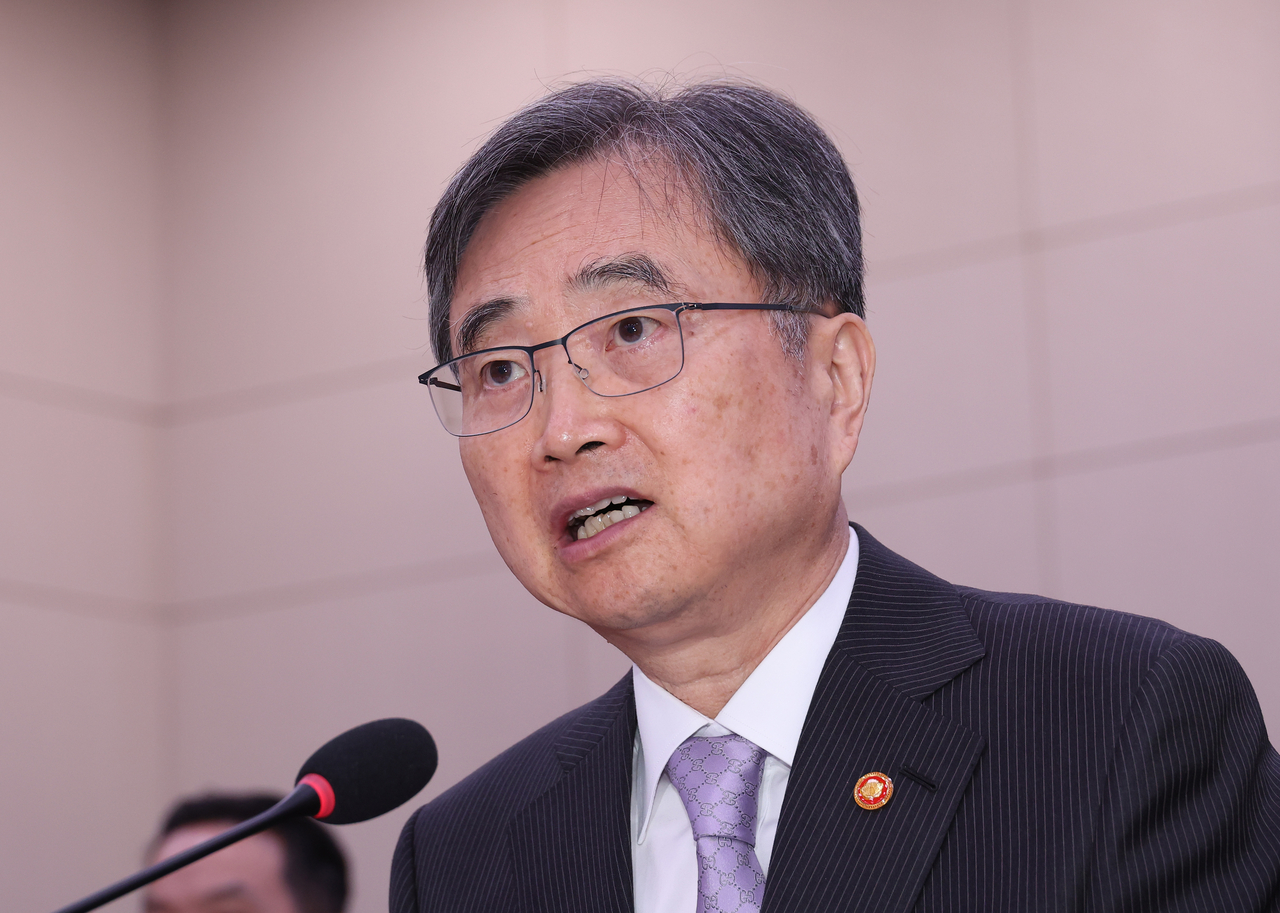 Foreign Minister Cho Hyun answers questions from lawmakers during the annual audit of the Foreign Ministry by the National Assembly’s Foreign Affairs and Unification Committee at the National Assembly compound in western Seoul, Oct. 13. (Yonhap)