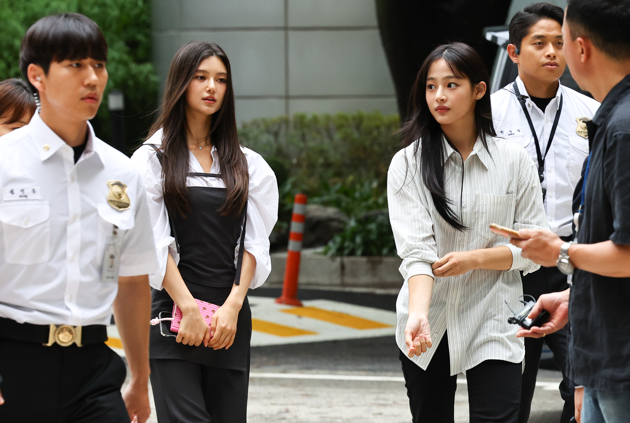 NewJeans members Danielle (second from left) and Minji (third from left) attend the first mediation session related to a lawsuit over the group’s contract validity at the Seoul Central District Court in Seocho, Seoul, Aug. 14. (Newsis)