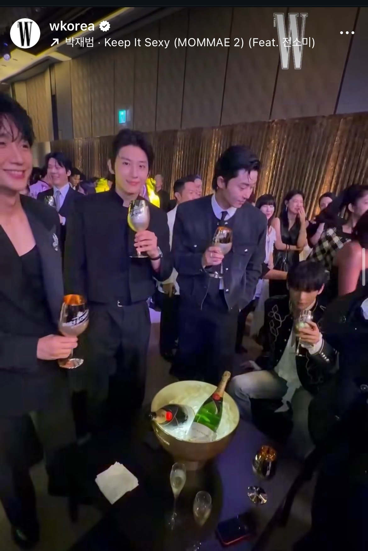 Celebrities enjoy sparkling wine at W Korea’s annual breast cancer awareness charity event “Love Your W,” held at the Four Seasons Hotel in Seoul on Oct. 15. (W Korea’s Instagram)