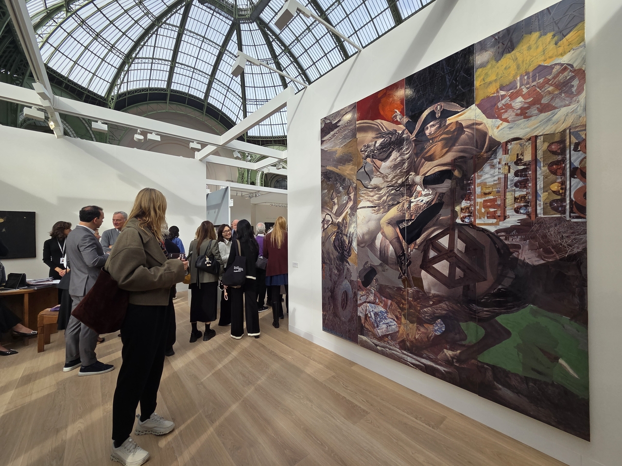 Pengunjung stan Thaddaeus Ropac di Art Basel Paris 2025 melihat-lihat karya yang dipamerkan pada hari Rabu di Grand Palais di Paris. (Park Yuna/The Korea Herald)