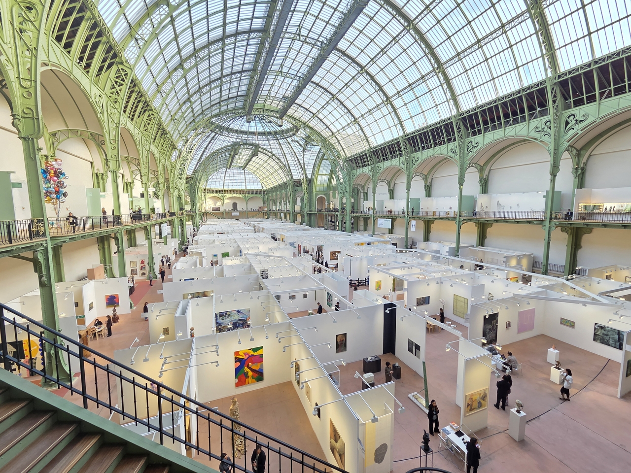 Pemandangan stan galeri pada Rabu pagi untuk pembukaan VIP Art Basel Paris 2025 di Grand Palais di Paris, Prancis. (Park Yuna/The Korea Herald)