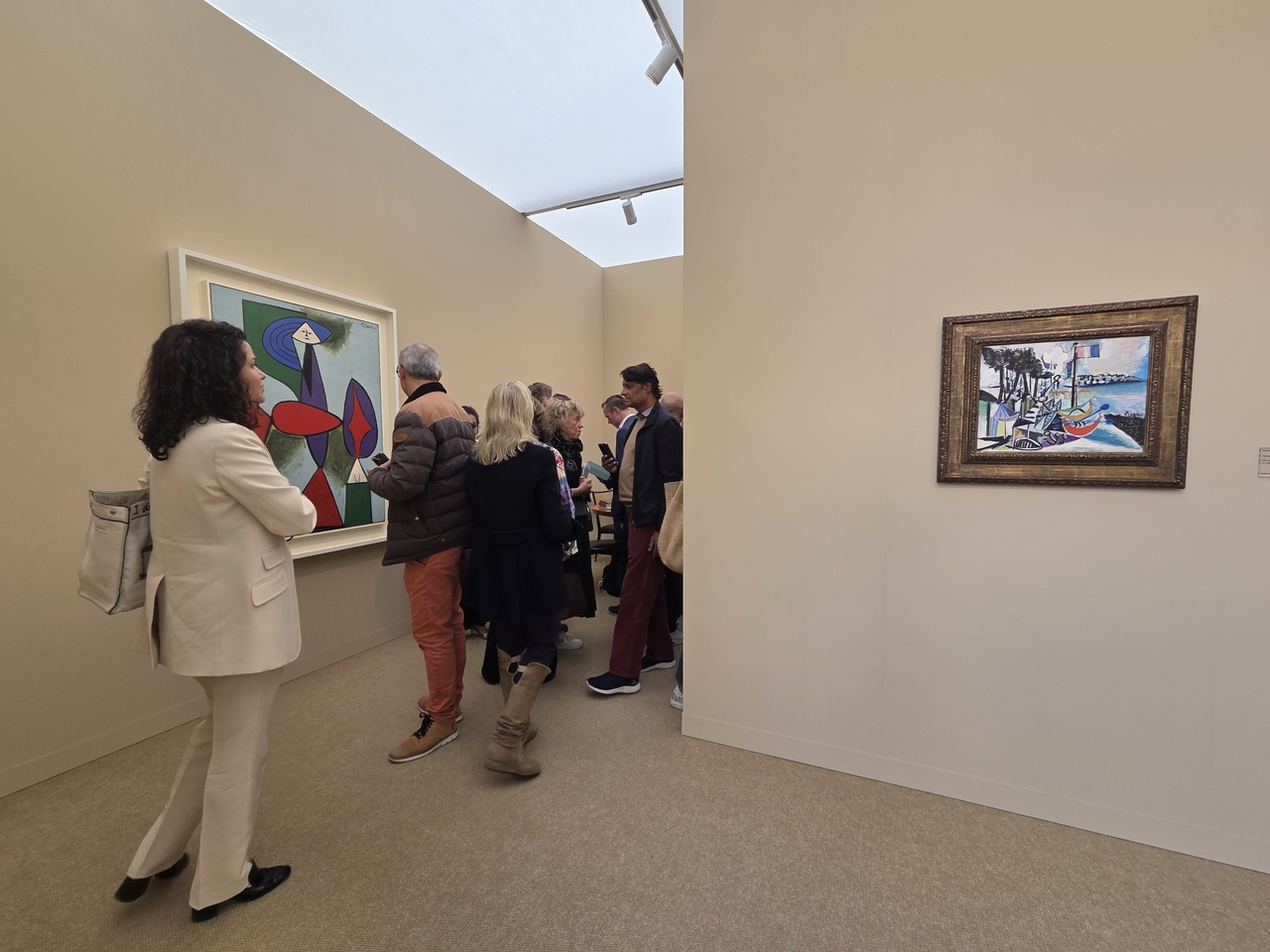 Orang-orang melihat lukisan karya Pablo Picasso di stan Nahmad Contemporary di Art Basel Paris 2025 pada hari Rabu di Grand Palais di Paris. (Park Yuna/The Korea Herald)