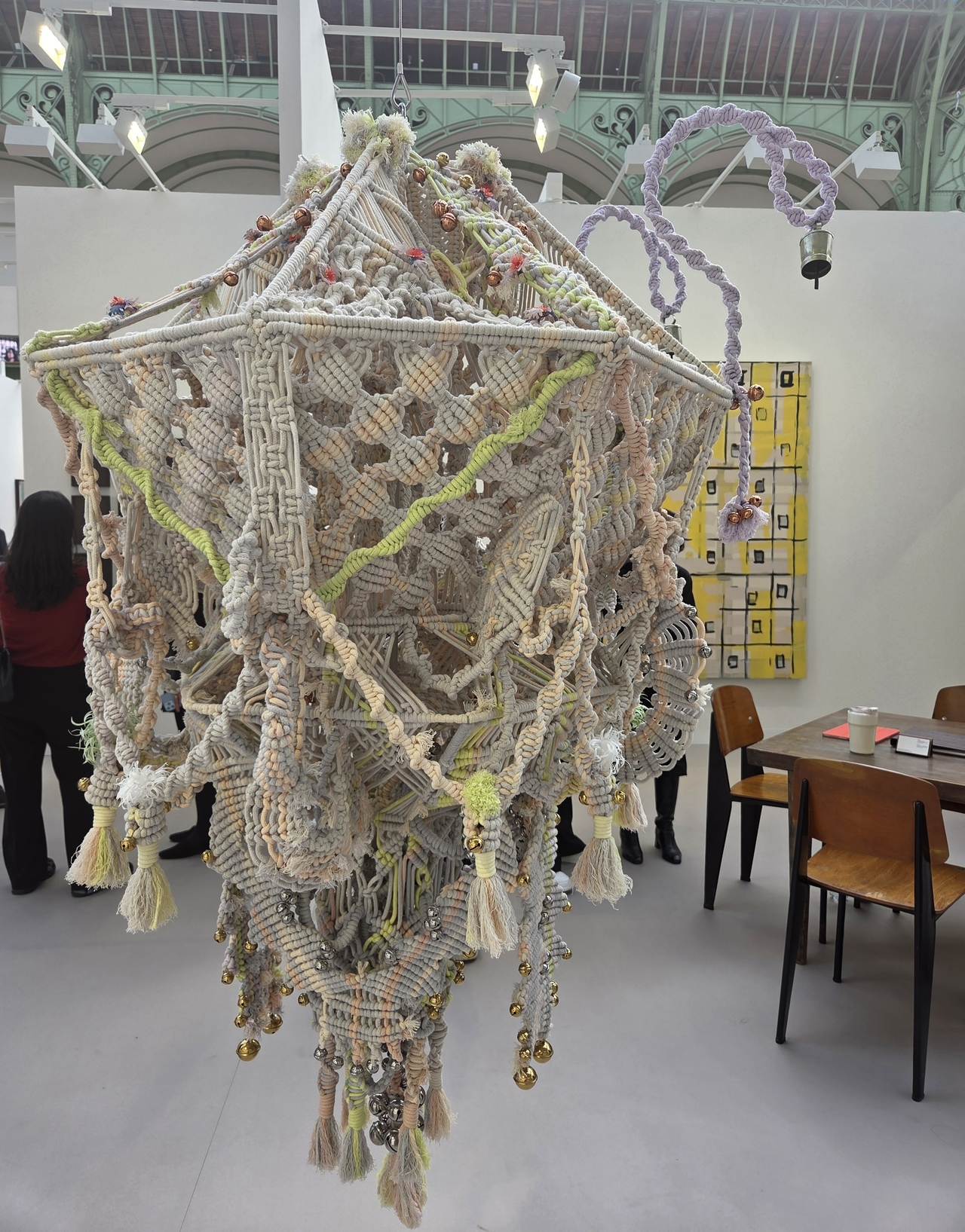 “Tinkle Merasa Berkapur" oleh Yang Hae-gue dipamerkan di stan Galeri Kukje di Art Basel Paris 2025 pada hari Rabu di Grand Palais di Paris. (Park Yuna/The Korea Herald)