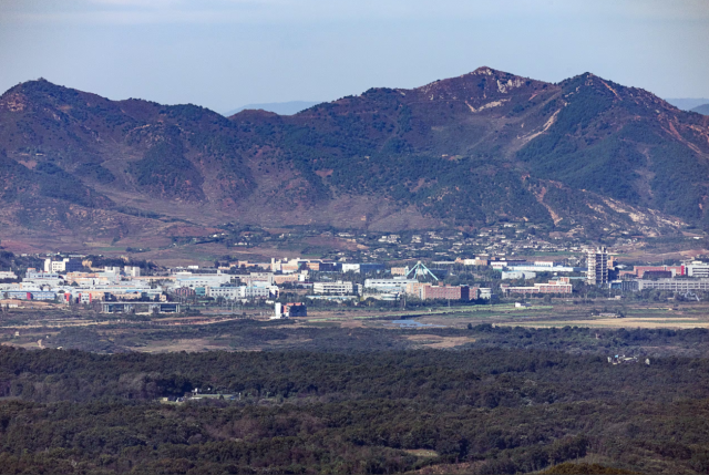 Across the western part of the Demilitarized Zone, the Kaesong Industrial Complex is seen from a border area in Paju, Gyeonggi Province, in this photo taken on Oct. 15. (Yonhap)