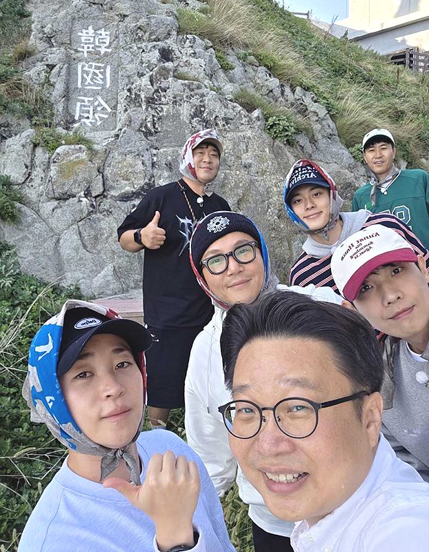 KBS 간판 예능 프로그램 ‘1박2일’이 ‘독도 지킴이’ 서경덕 성신여대 교수와 함께 ‘독도의 날’을 기념한 독도 특집 편을 26일과 11월 2일, KBS 2TV를 통해 2주 연속 방영된다.[서경덕교수 제공]