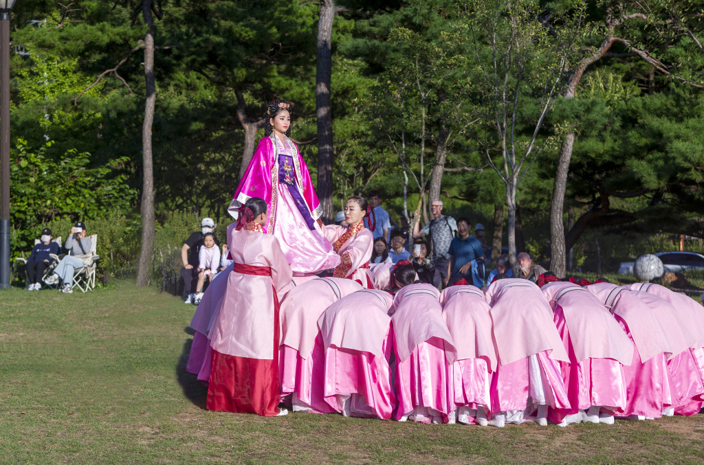 경상북도 무형유산인 ‘안동놋다리밟기’ 정기 발표 공연이 25일, 오후 4시 안동댐 개목나루 특설무대에서 열린다.[안동시 제공]