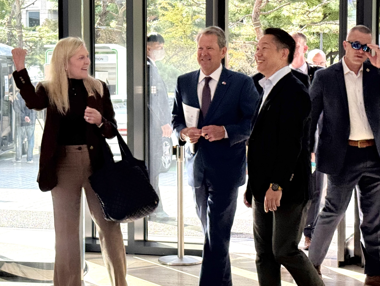 Gov. Brian Kemp (second from left) of the US state of Georgia visits SK On Co.'s headquarters in central Seoul on Friday. (Yonhap)
