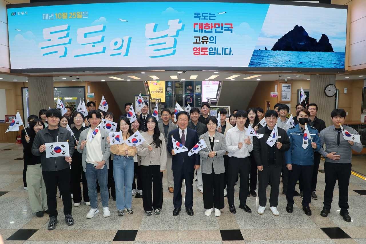 25일 권기창 시장을 비롯한 안동시청 직원들이 독도의 날을 맞아 맞아 영토 수호와 독도 사랑을 다짐하는 시간을 가졌다.[안동시 제공]