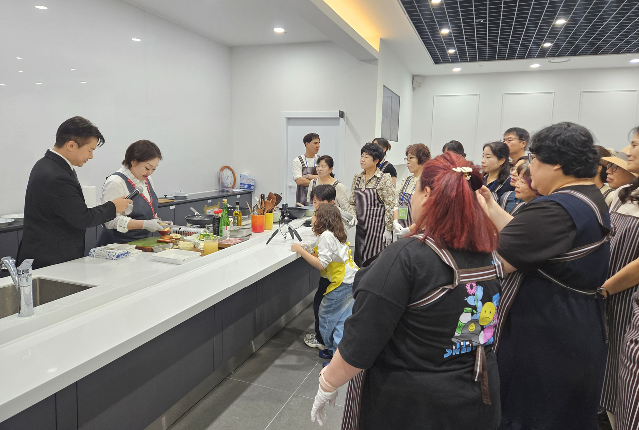 빅마마 이혜정 요리연구가가 요리 수업을 진행하고 있다[영주문화관광재단 제공]