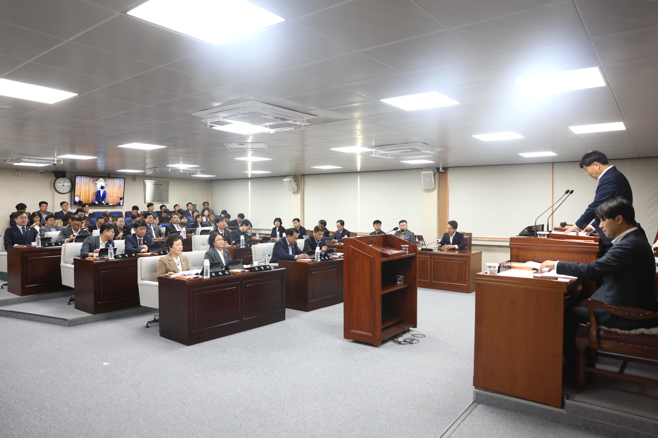 영주시 의회가 11일간 열린 제296회 임시회를 마무리하고, 총 20건의 안건을 심의·의결했다. 사진은 김병기 의장이 임시회 페회를 선언하고 있다.[영주시 의회 제공]