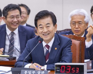 Unification minister says APEC ‘heaven-sent’ opportunity for Trump–Kim meeting