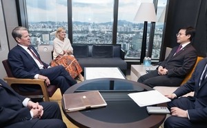 Trade minister calls for support from Georgia governor to address visa issues