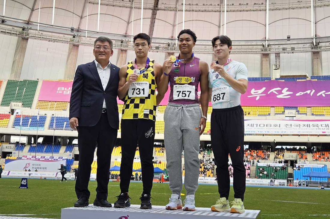 예천군청 직장운동경기부 소속 양궁과 육상 선수들이 ‘제106회 전국체육대회’에서 전국 군 단위 지자체 중 최고의 성적을 거뒀다. 나마디, 조엘진 선수 등이 시상대에서 기념촬영을 하고있다.[예천군 제공]