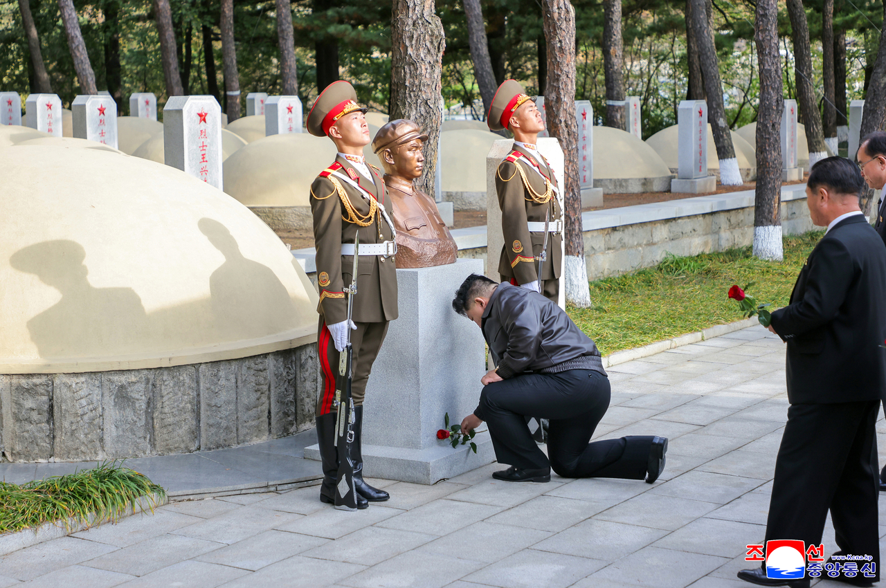 North Korean leader Kim Jong-un pays tribute to fallen Chinese soldiers at the Chinese People's Volunteers Cemetery in Hoechang County, South Pyongan Province, Friday, a day before the 75th anniversary of China's participation in the Korean War, the Korean Central News Agency reported, Saturday. (Yonhap)