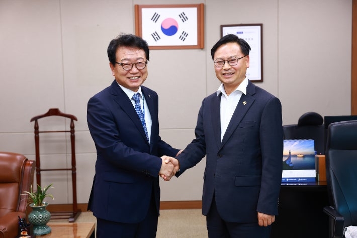 손병복(왼쪽) 울진군수가 김성범 해양수산부 차관과 면담을 갖고 최근 운항이 중단된 울진(후포)~울릉(사동) 항로의 크루즈선 지속 운항 또는 대체선(쾌속선 등) 투입 방안을 건의했다. [울진군 제공]