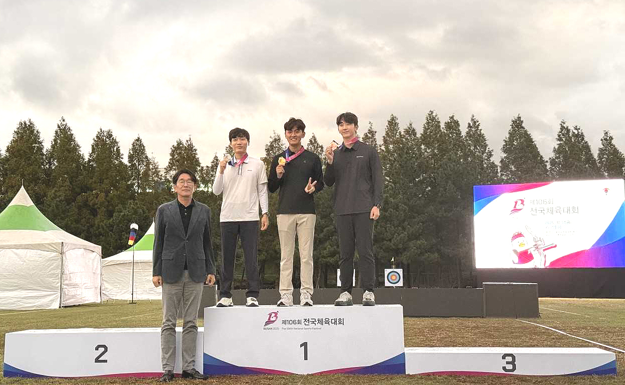 예천군청 직장운동경기부 소속 양궁과 육상 선수들이 ‘제106회 전국체육대회’에서 전국 군 단위 지자체 중 최고의 성적을 거뒀다. 김제덕 선수 등 양궁부선수들이 시상대에서 기념촬영을 하고있다.[예천군 제공]